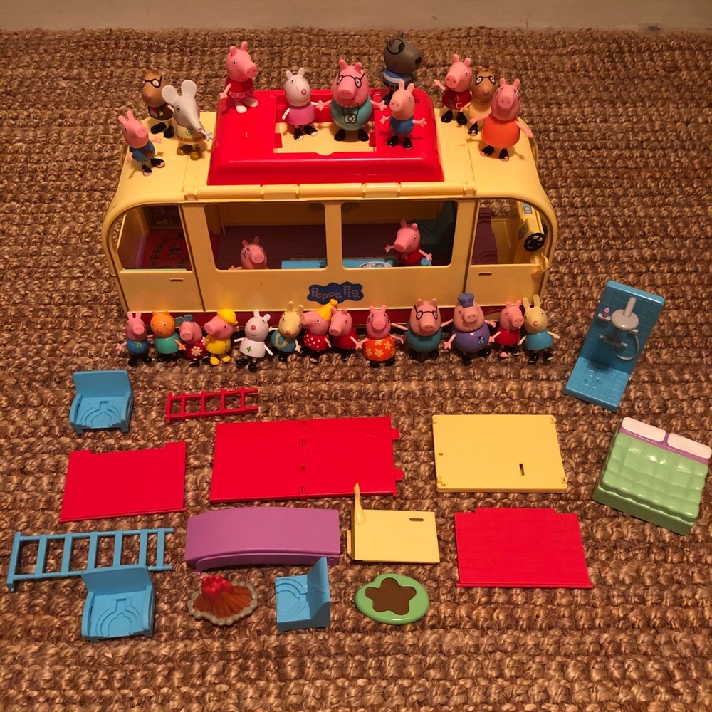 Peppa pig and motor home with 28 characters